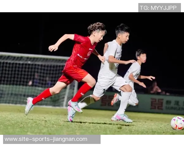 成都足球教练助力青少年成长培养未来足球明星的梦想与实践